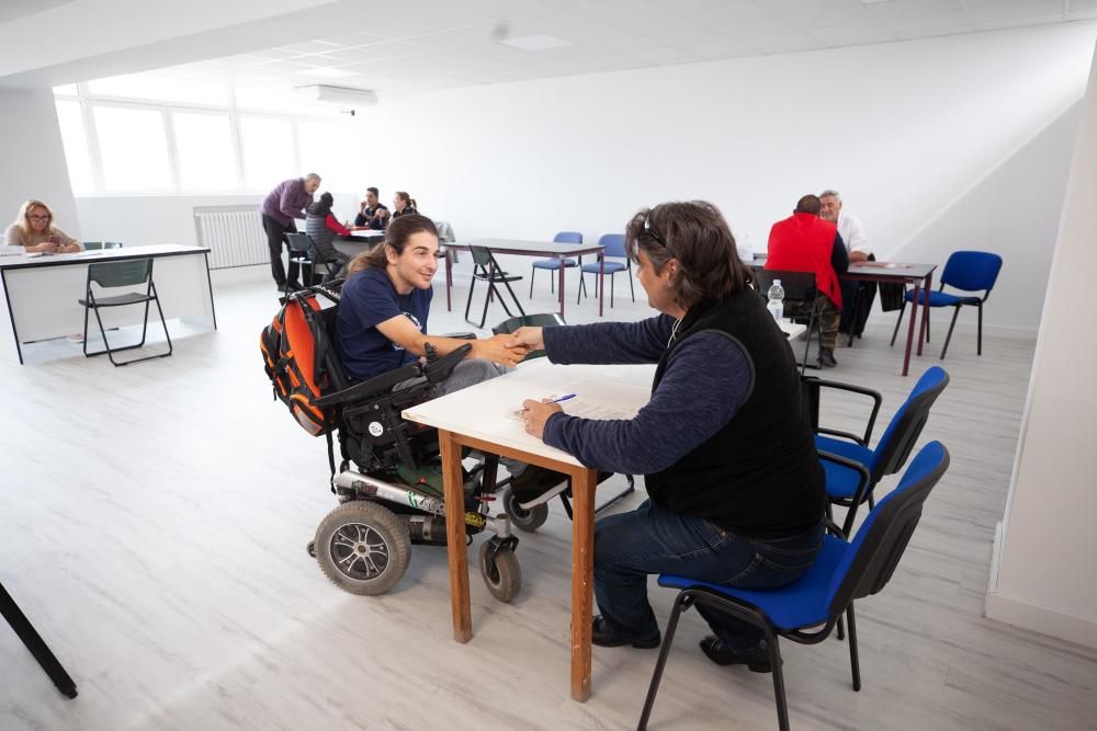 El centro polivalente de Cas Serres acogió a 16 empresas que buscan trabajadores y a 60 personas con diferentes tipos de discapacidad que buscan trabajo
