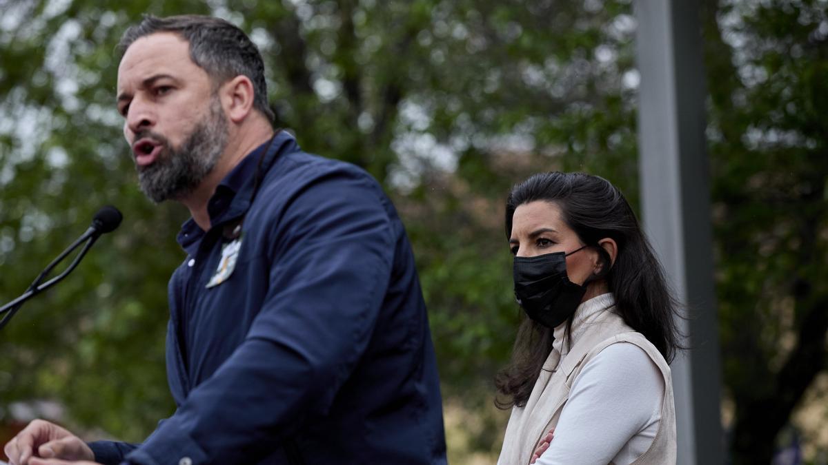 Santiago Abascal y Rocío Monasterio, durante un mitin de campaña