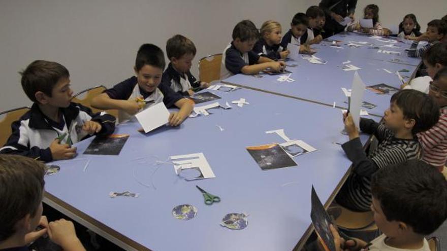 Los escolares realizan manualidades en la visita a la Biblioteca Pública.