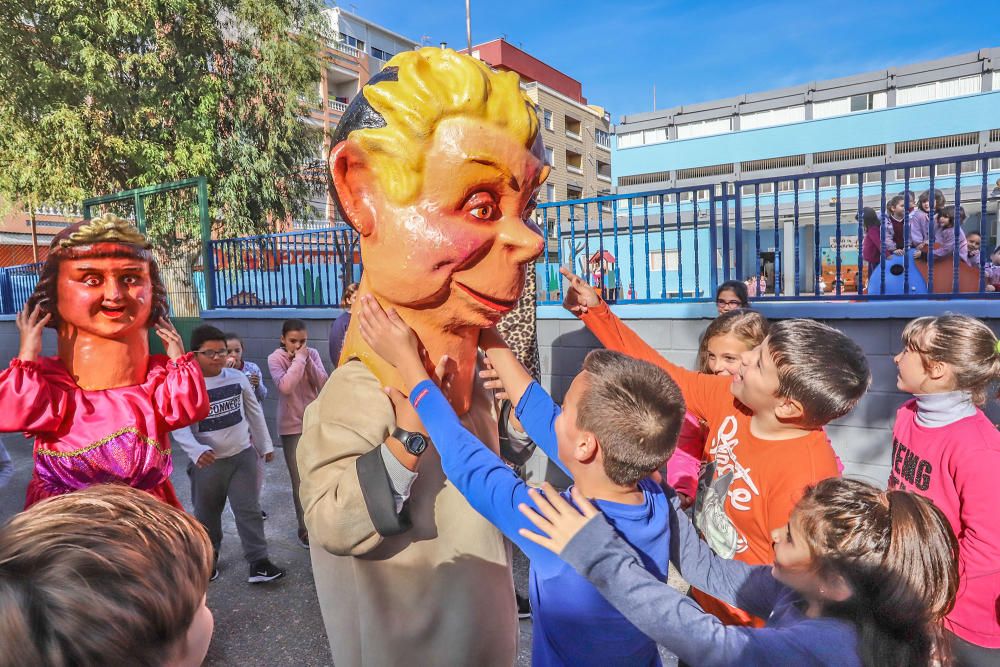 Los profesores recrean la tradición del pasacalles de La Charamita en el patio del Colegio Público Cuba durante las fiestas patronales