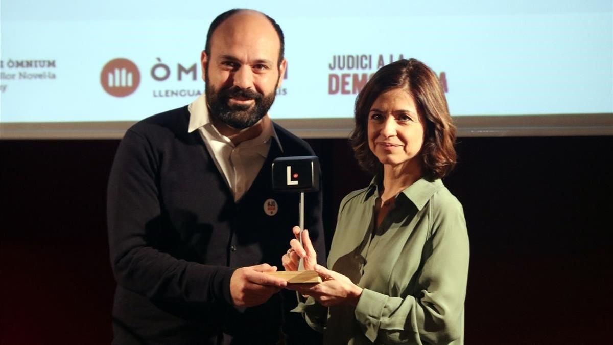 El vicepresidente de Òmnium Cultural, Marcel Mauri, entrega el premio a Marta Orriols.