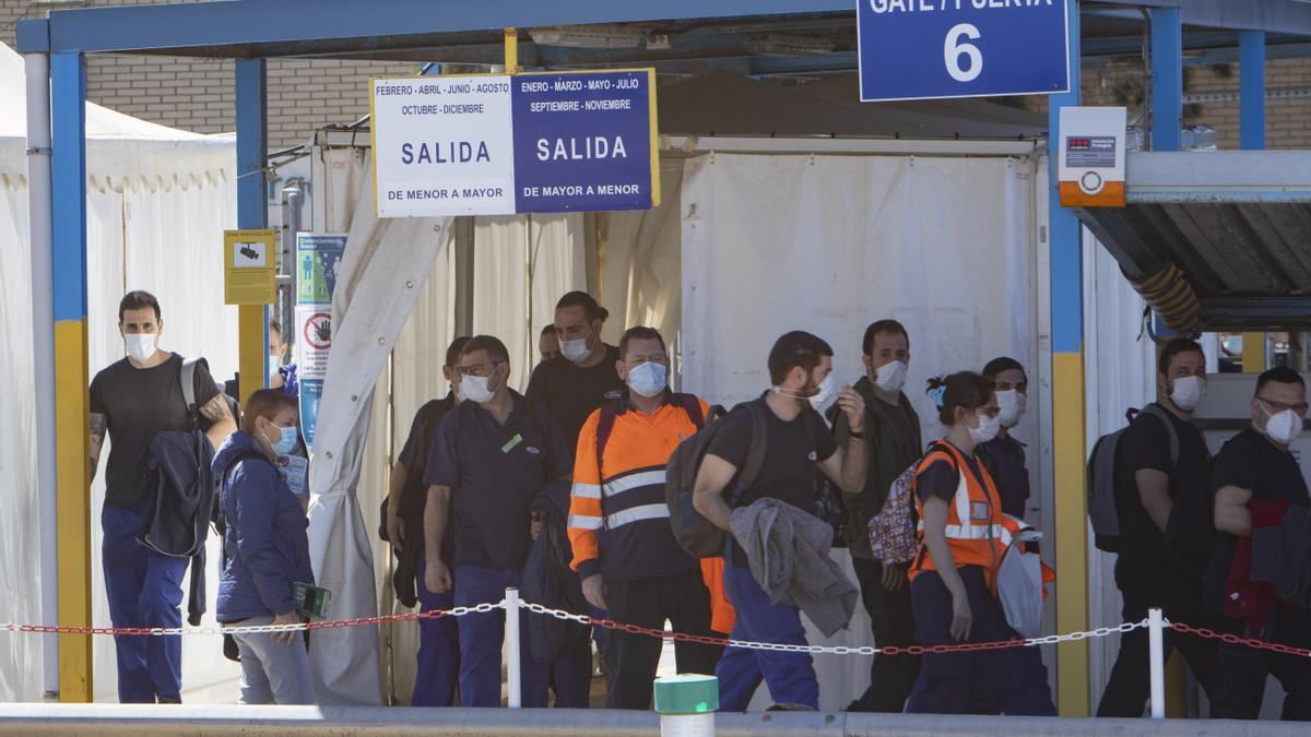 Trabajadores de Ford a la salida de la fábrica de Almussafes