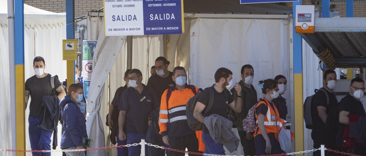 Trabajadores de Ford a la salida de la fábrica de Almussafes