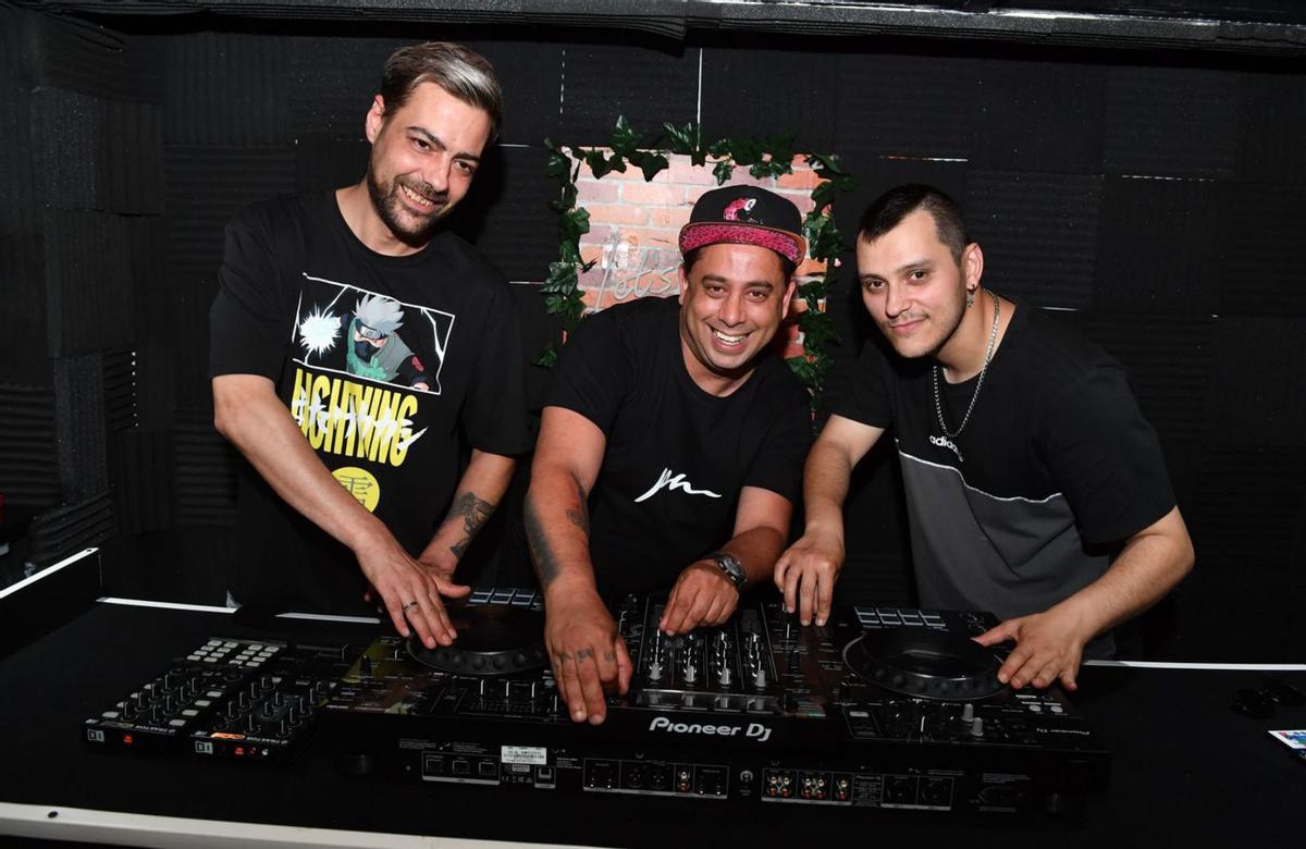 Los tres promotores de la nueva academia de DJ situada en Monte Alto.   | // VÍCTOR ECHAVE