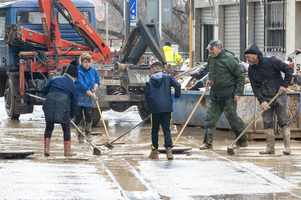 Vecinos achican agua en Huétor Tájar (Granada), uno de los municipios andaluces especialmente afectados por la borrasca Leonardo.