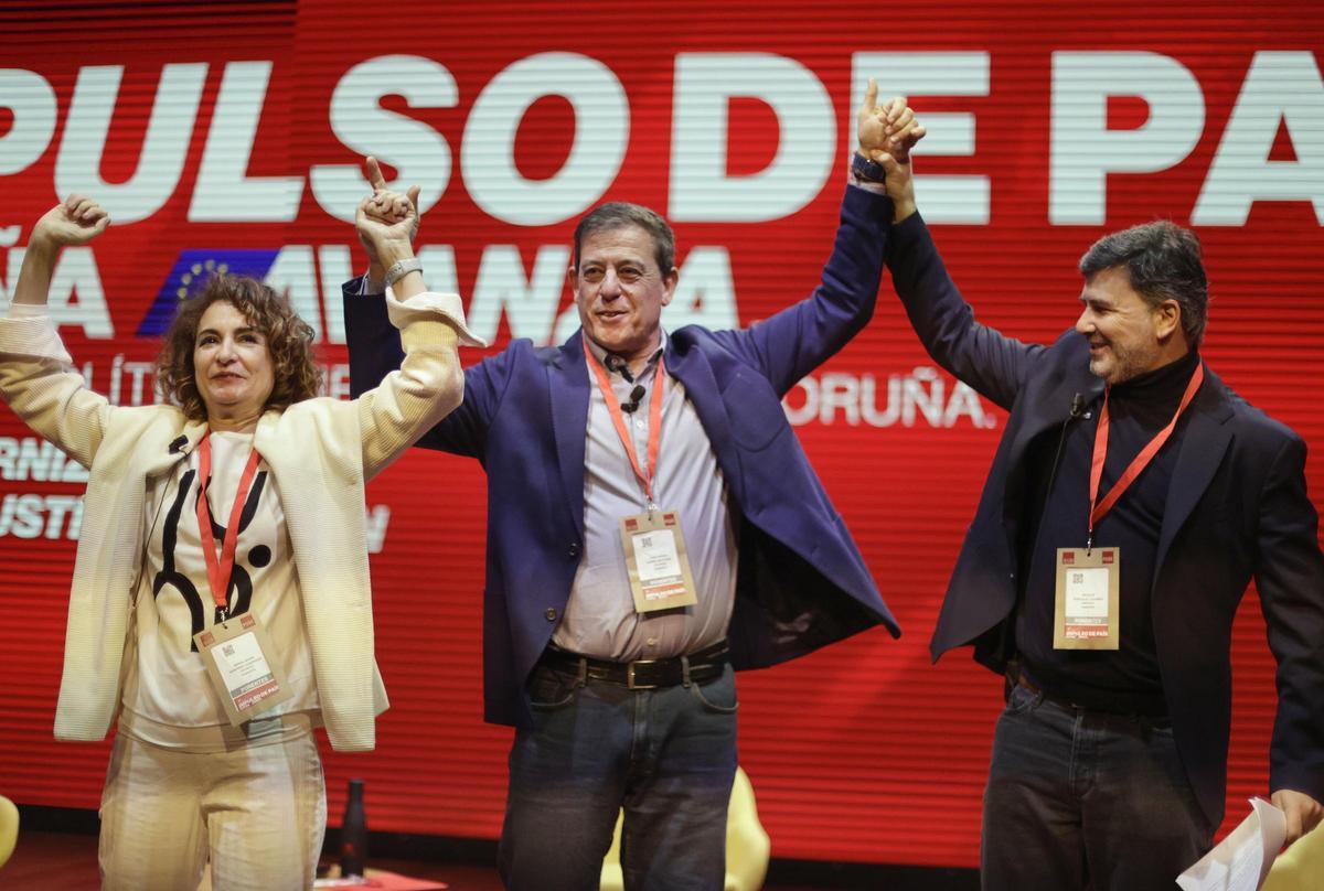La vicepresidenta primera, María Jesús Montero, junto al candidato del PSdeG a la presidencia de la Xunta, José Ramón Gómez Besteiro, este sábado en la convención política.