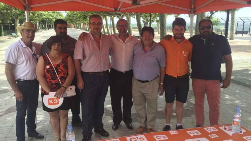 Luis Fuentes y Gaspar Fuente con miembros de Ciudadanos, ayer, en los paseos de la Mota .