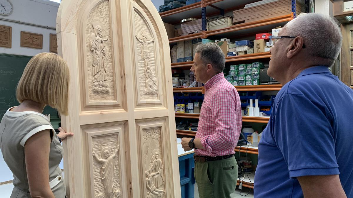 La puerta de la capilla de la Plaza de Toros de Lorca, en el taller donde ha sido creada por alumnos y maestros.