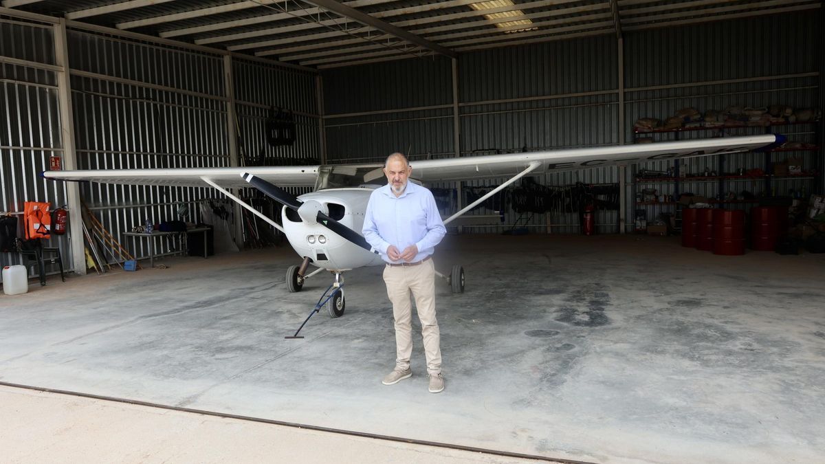El presidente de Scrats junto a la avioneta de la campaña.