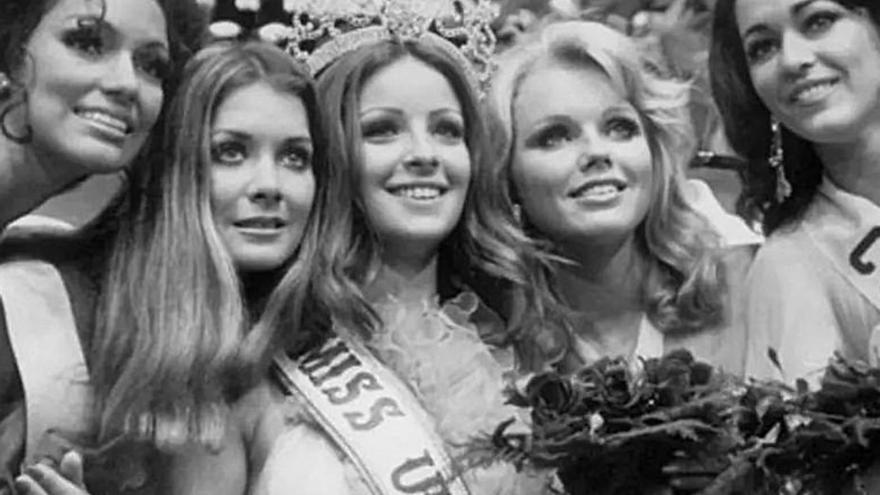 Amparo Muñoz, després de ser coronada Miss Univers, envoltada d’altres finalistes el 22 de juliol de 1974. | EL PERIÓDICO