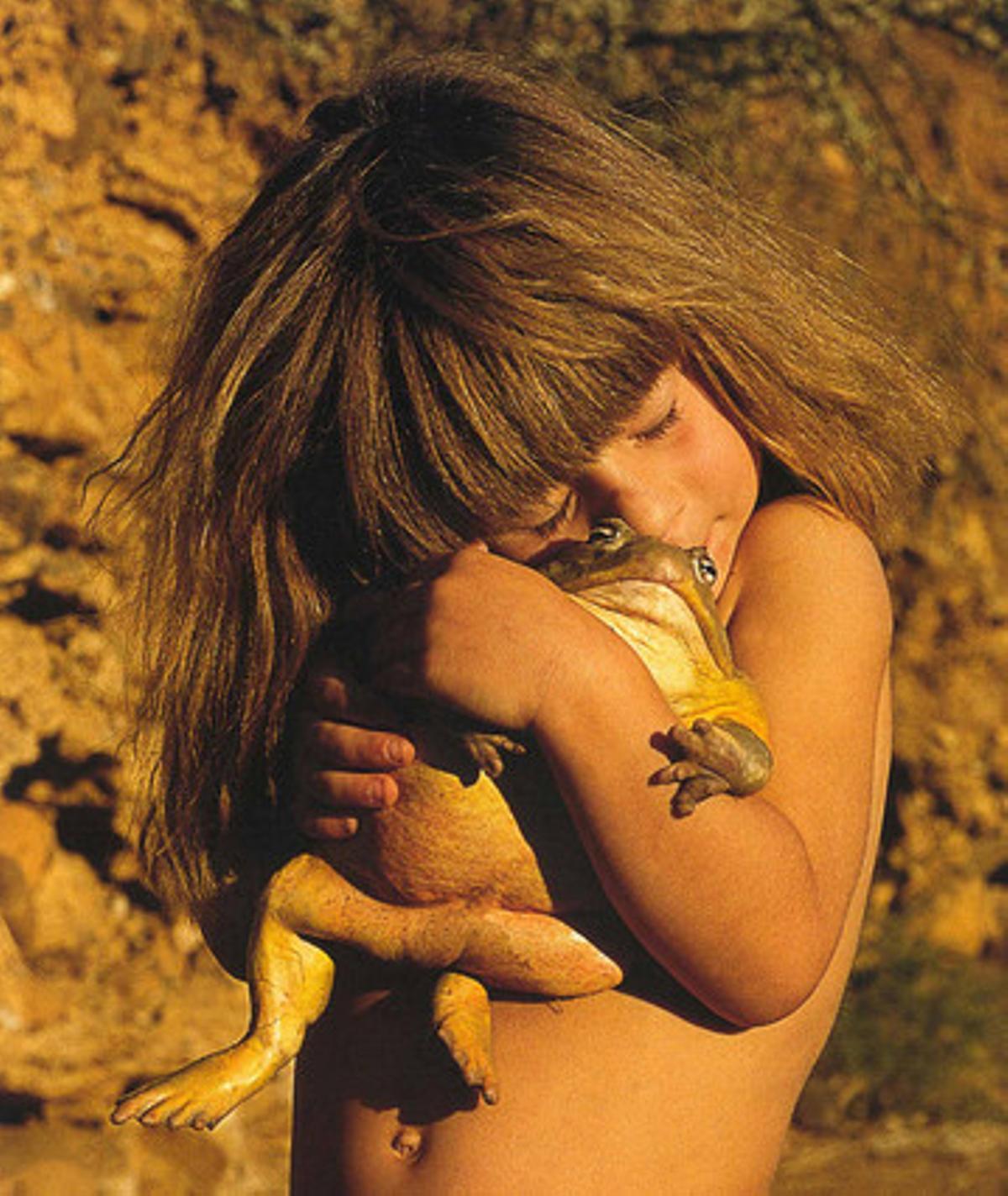 Tippi abraça un gripau.