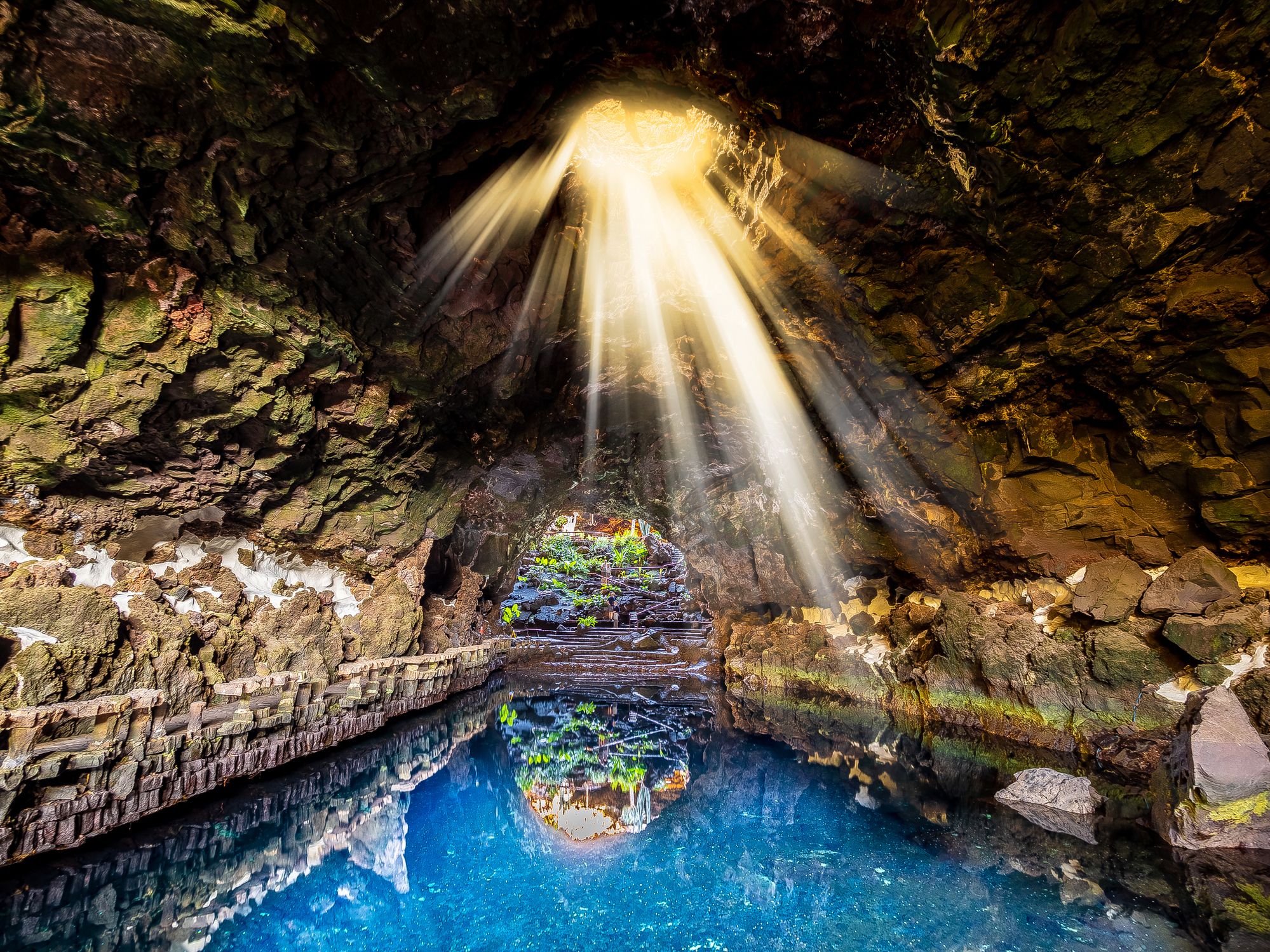 Cueva natural y piscina Jameos del Agua