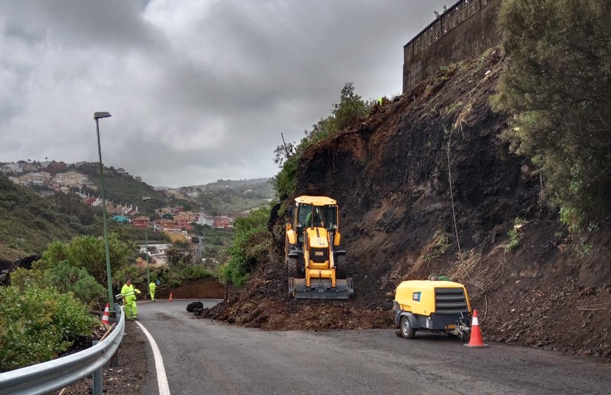 Operarios del Cabildo de Gran Canaria trabajan en el saneo del talud del cruce de Siete Puertas.