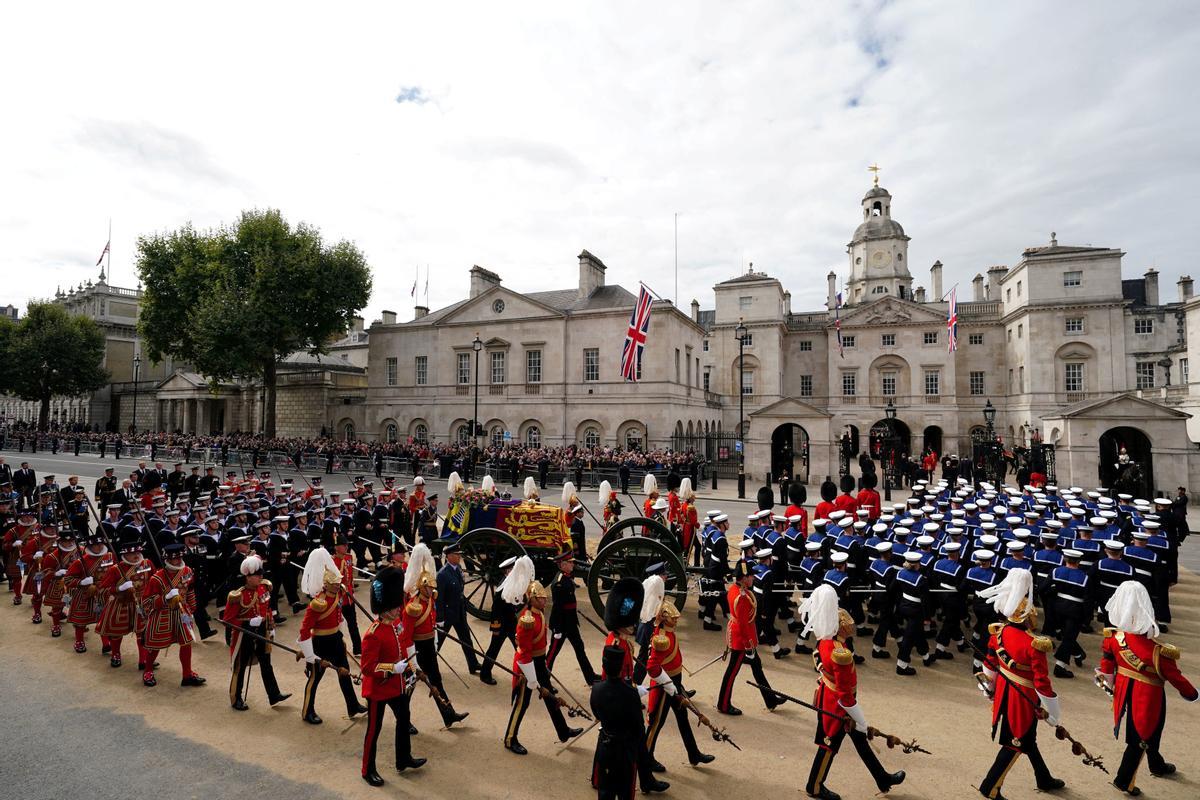 El ataúd de la reina Isabel de Gran Bretaña se transporta el día del funeral de estado y entierro