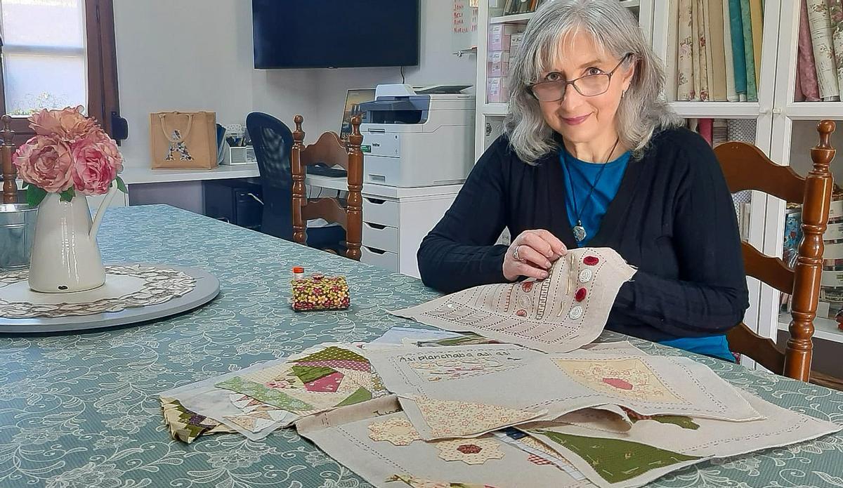 Amparo Pantín, con una de sus labores en su taller de costura creativa en Corao (Cangas de Onís)