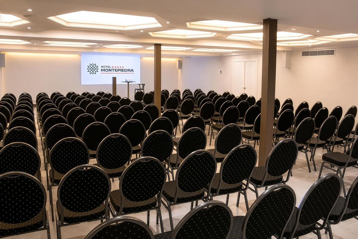 Sus salas permiten acoger desde reuniones estratégicas y jornadas de formación hasta congresos, presentaciones de producto, convenciones o celebraciones sociales.