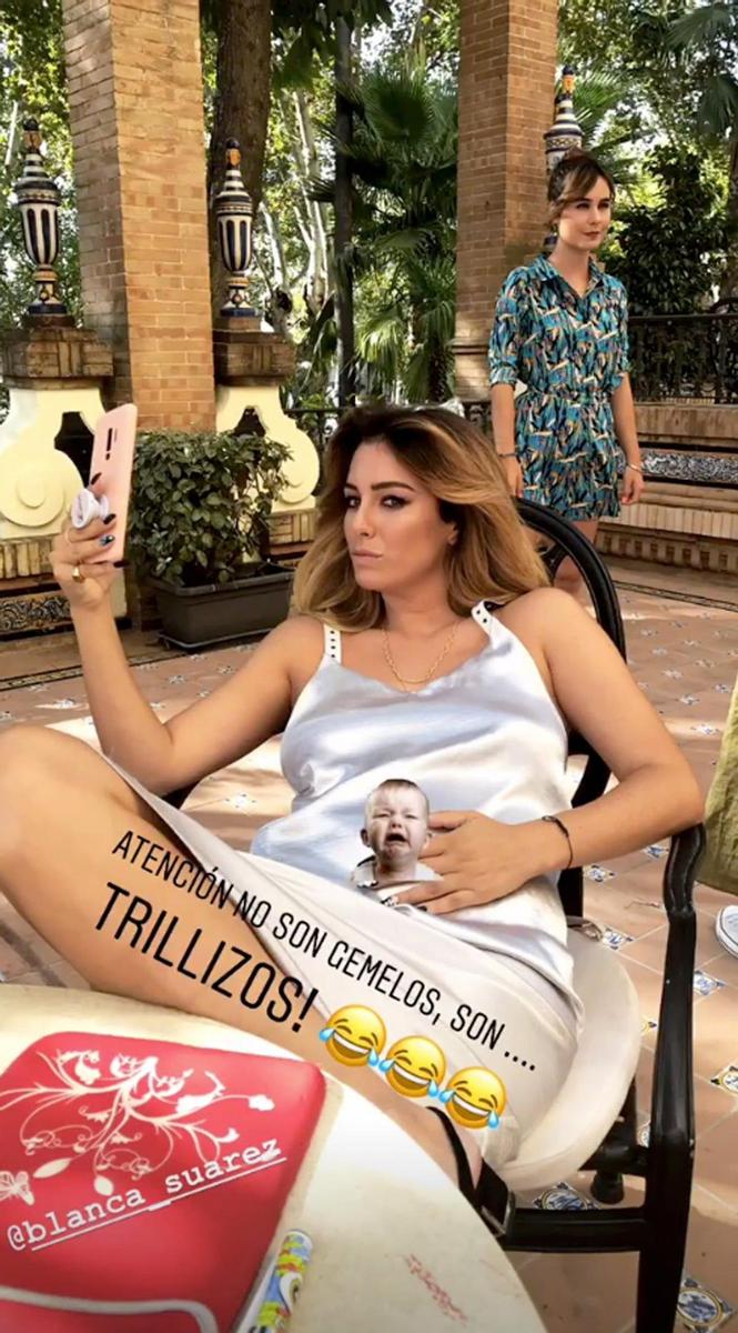 Blanca Suárez tocándose la tripa