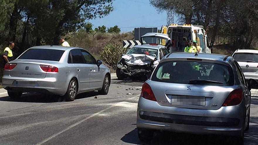 En el centro de la imagen, en segundo plano, uno de los vehículos implicados en el accidente.