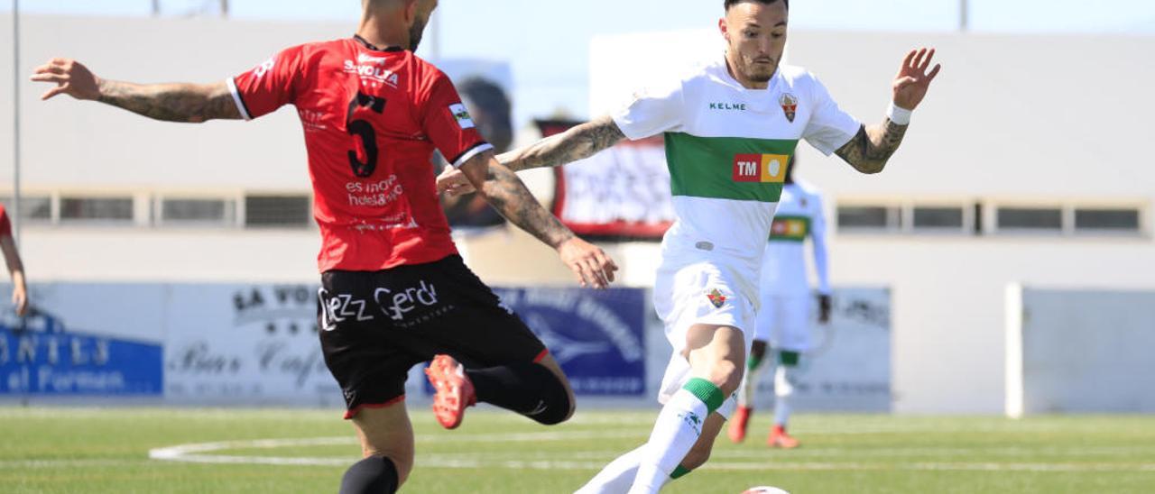 El extremo Josan, lanzado como el equipo franjiverde, trata de irse de Samu en el partido Formentera-Elche.