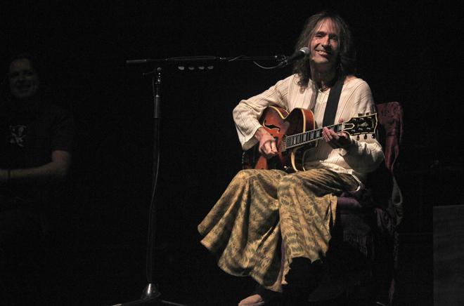 El cantante y compositor Robe Iniesta durante el concierto en el Palacio de los Deportes de la Comunidad de Madrid. EFE/Víctor Lerena/Archivo