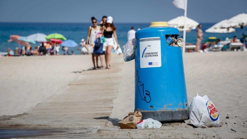 Más contenedores y un baldeo extra este mes son los únicos refuerzos que permite la contrata