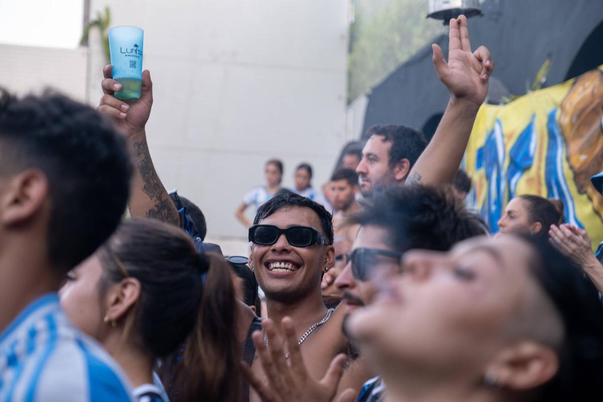 Aficionados de la selección Argentina se concentran en el Bar Lunita