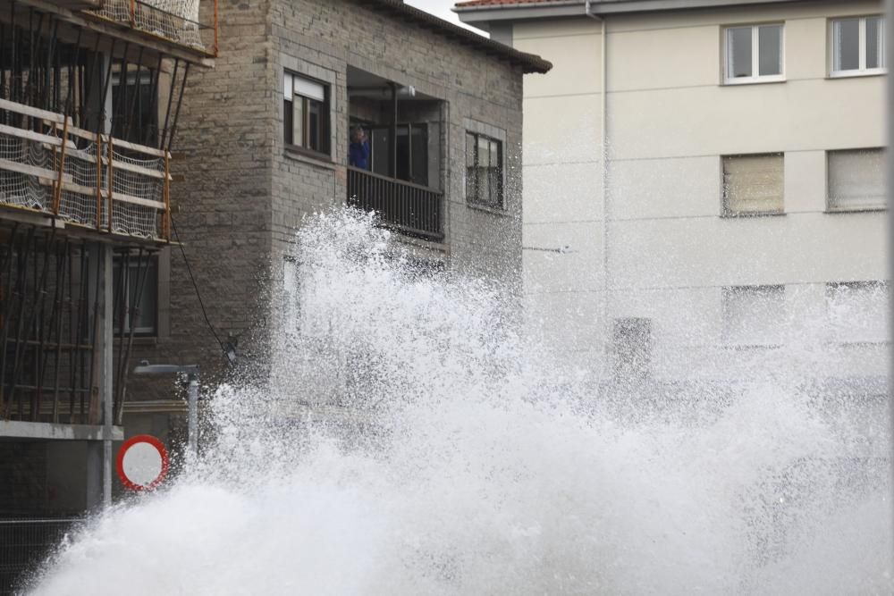 Las imágenes del temporal en Luanco.