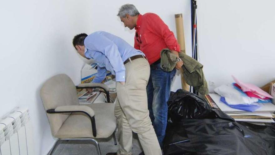 Luciano Huerga y Manuel Burón muestran los programas del Toro almacenados en el Centro Cívico.