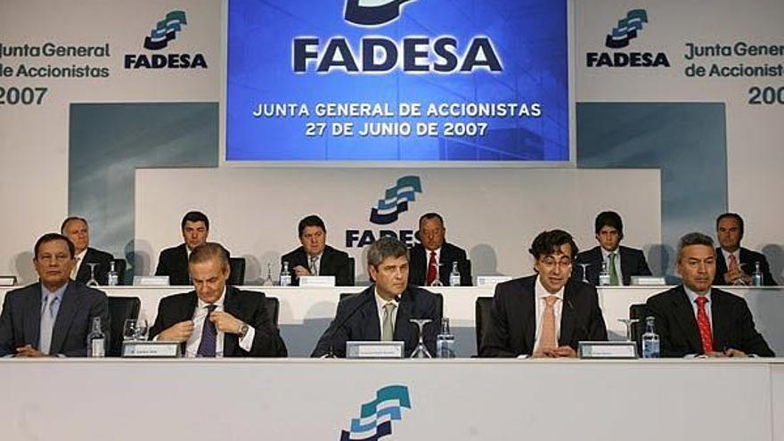 El presidente de FADESA, Fernando Martín (c), durante la Junta general de accionistas de la constructora, donde se trató la fusión con la inmobiliaria Martinsa.