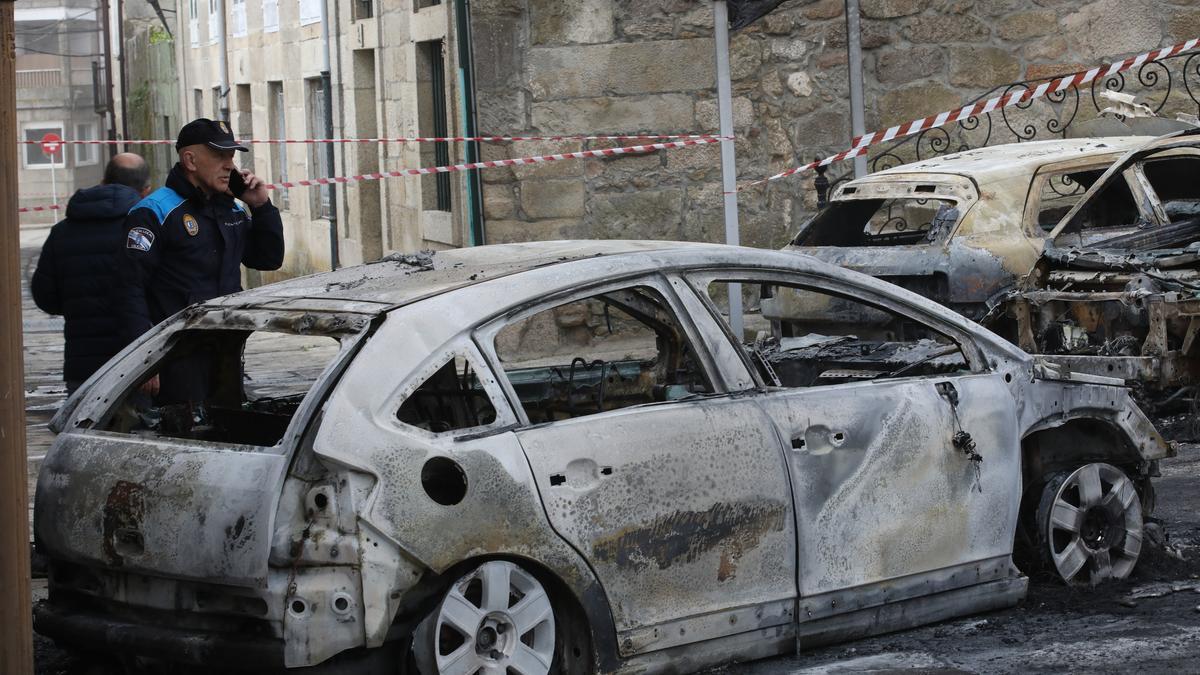 Calcinan una veintena de coches en Tui durante la madrugada