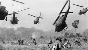 Helicópteros sobrevolando a soldados norteamericanos en 1965 en Vietnam