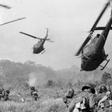 Helicópteros sobrevolando a soldados norteamericanos en 1965 en Vietnam
