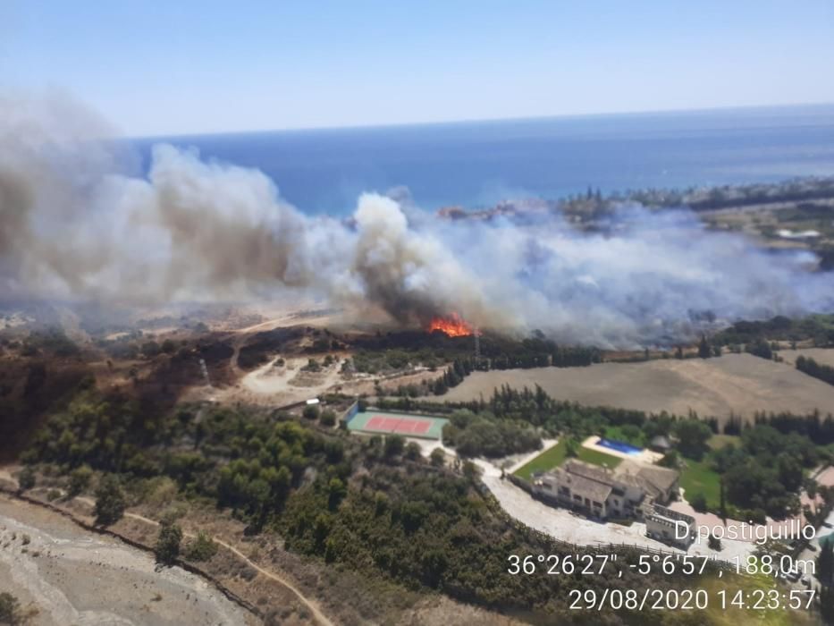 Incendio en el paraje río Padrón, en Estepona