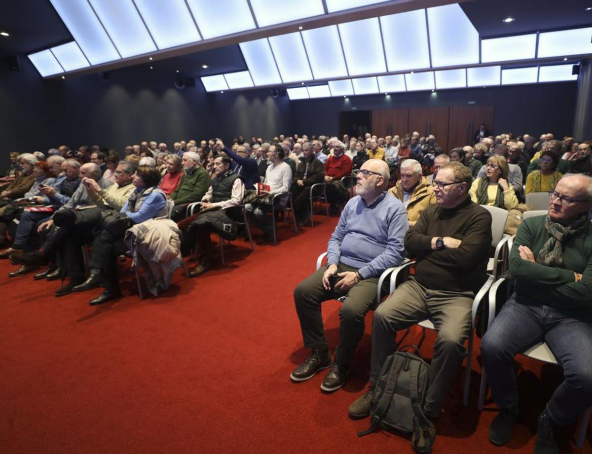 El público que llenó ayer el Club de Prensa Asturiana de LA NUEVA ESPAÑA. | Luisma Murias