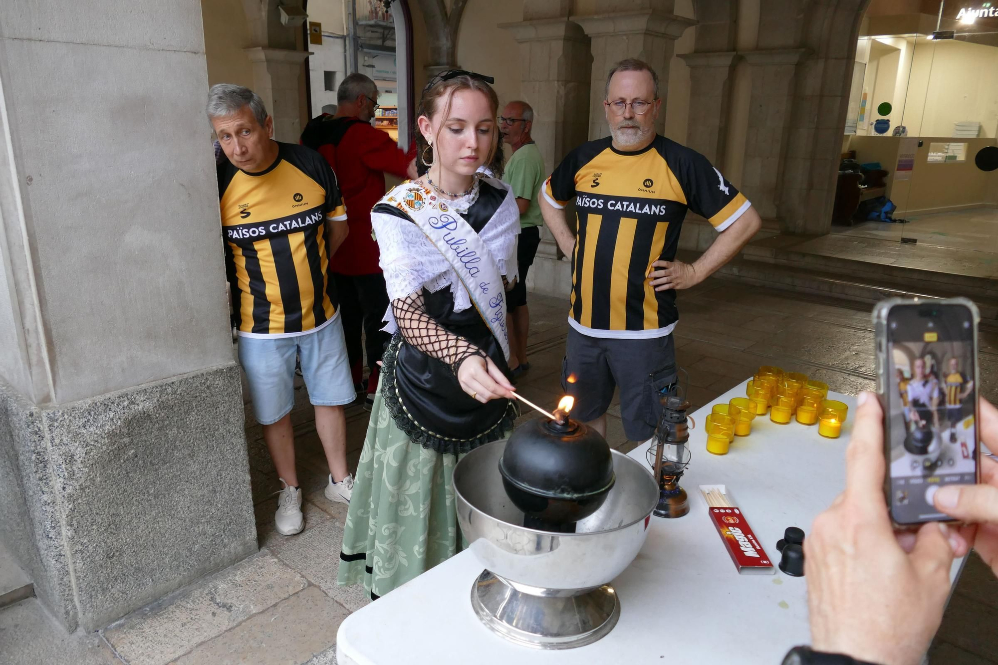 Figueres rep la Flama del Canigó i reparteix la llum de la catalanitat per tota la comarca