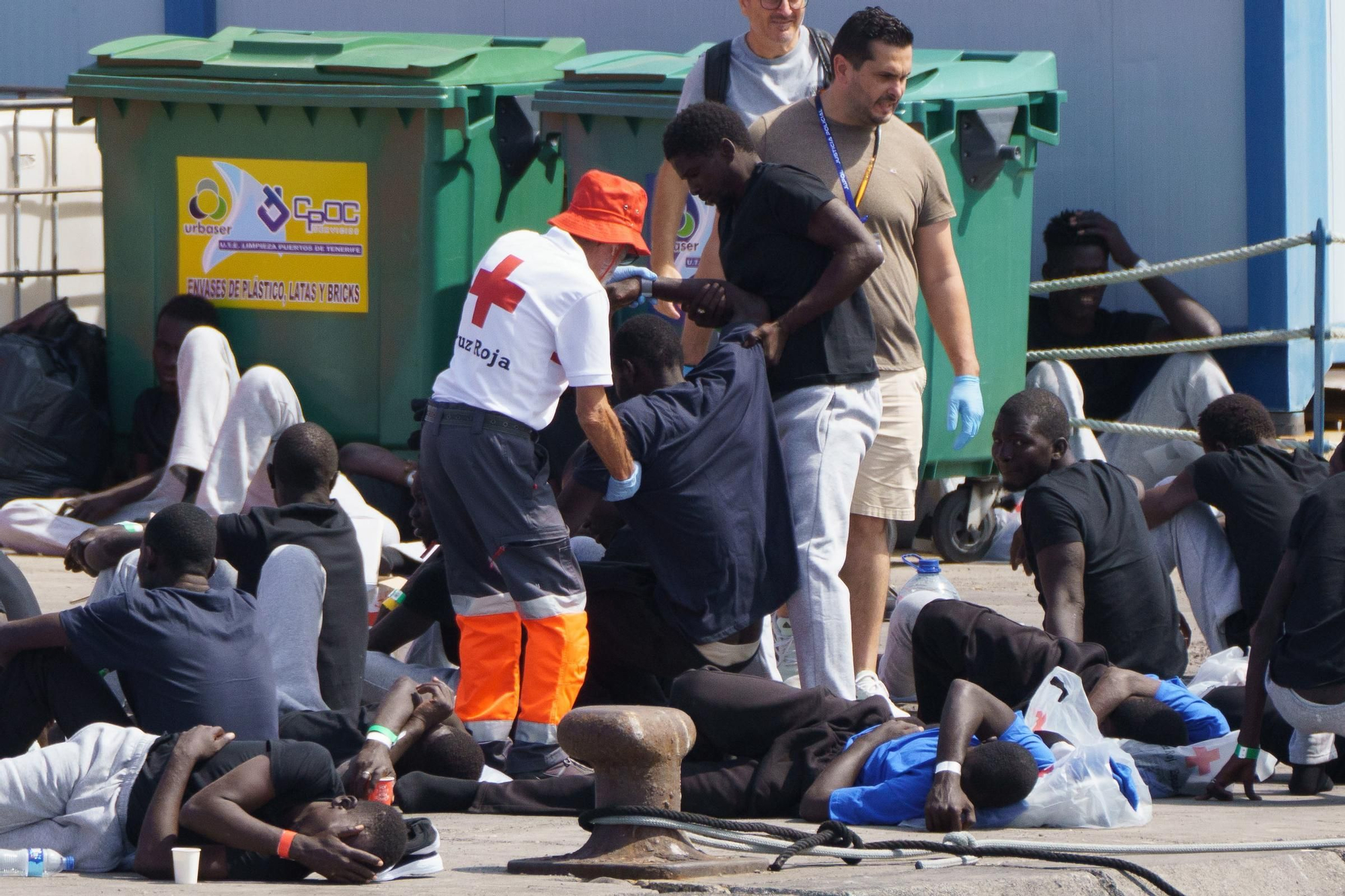 A cayuco arrives this Sunday in Tenerife with 65 people, one of them deceased