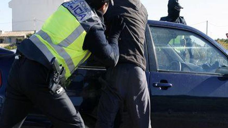 Deja ‘KO’ a un policía y rompe    a cabezazos un coche patrulla