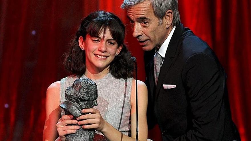 Marina Comas recibiendo el Goya a Mejor actriz revelación por su papel en &#039;Pa negre&#039;.