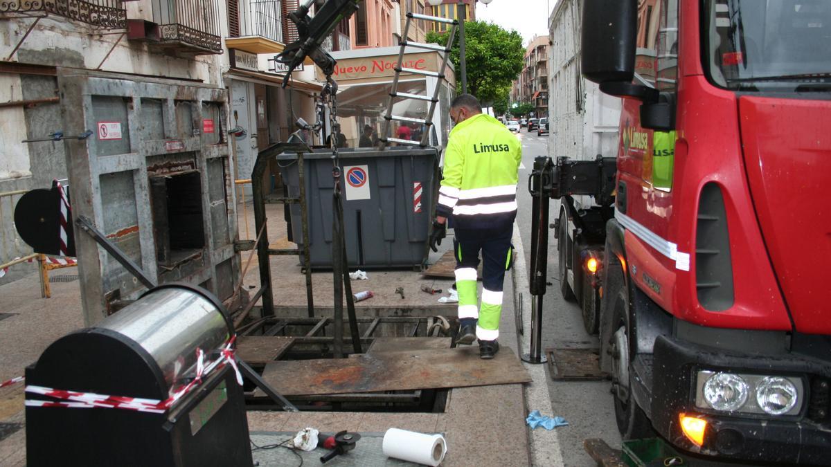 Un operario de Limusa revisa el dispositivo de un contenedor soterrado de la calle Nogalte.