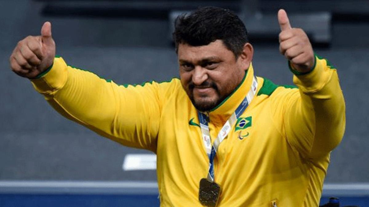 Felipe celebra su primer puesto en la categoría de 107kg