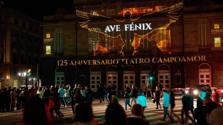 El inicio de la proyección &quot;Ave Fénix&quot; sobre la fachada del teatro Campoamor.