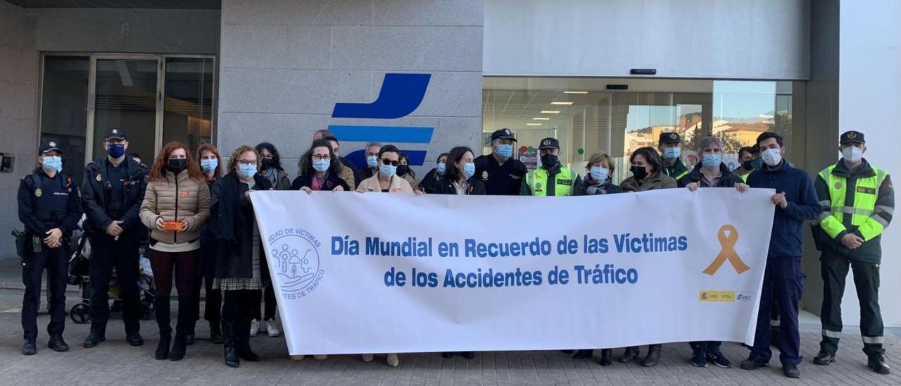 Minuto de silencio celebrado ante la sede de Tráfico por las víctimas de la carretera.