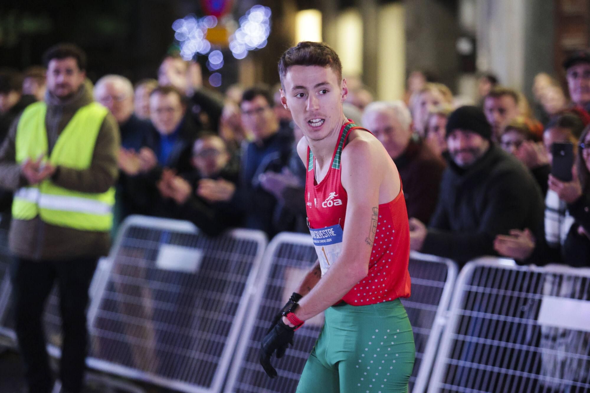 EN IMÁGENES: Alejandro Onís y Mariam Benkert saltan del segundo al primer puesto en la San Silvestre de Oviedo