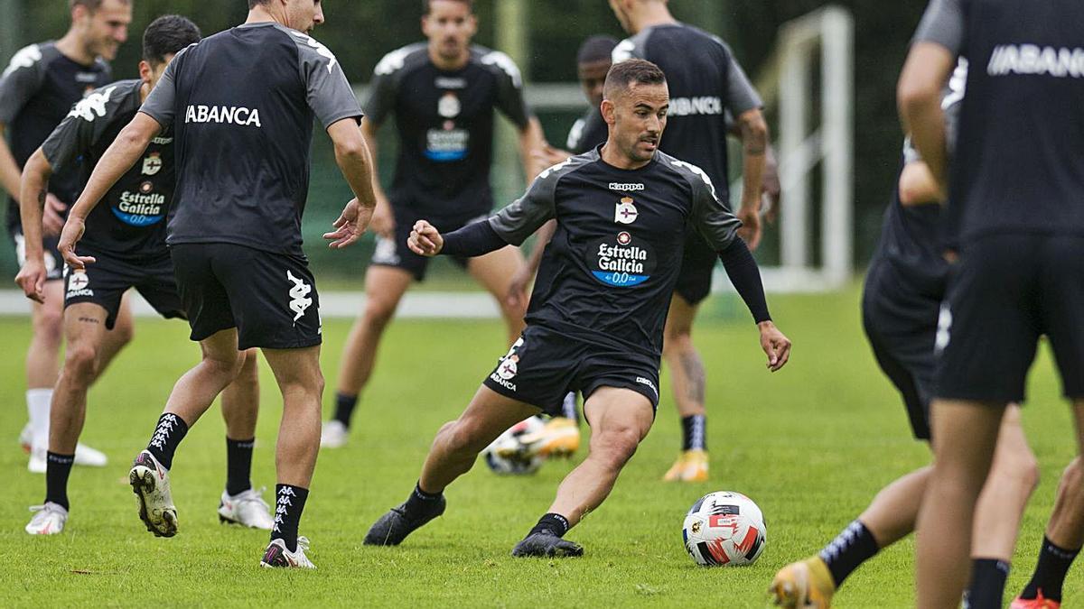 Juan Carlos Menudo, durante un entrenamiento en Abegondo. |  // CASTELEIRO / ROLLER AGENCIA