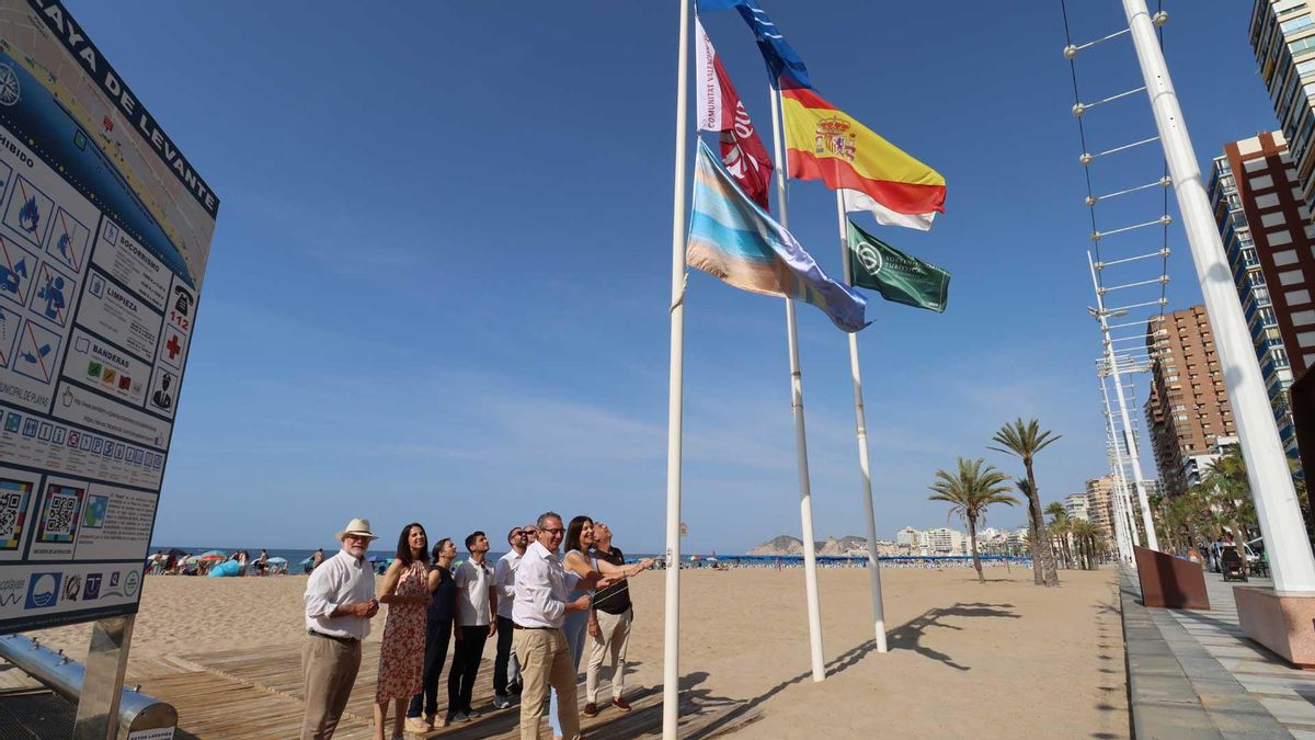 La izada de banderas en Benidorm.