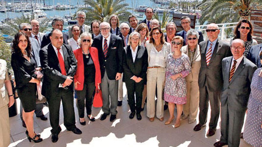 Foto de familia del cuerpo consular con el homenajeado, Pedro Pablo Marrero.