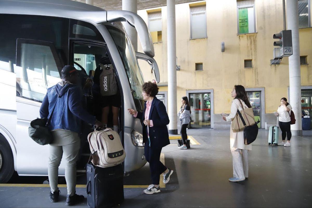 Un grupo de viajeros logra subir a un autobús en Córdoba.