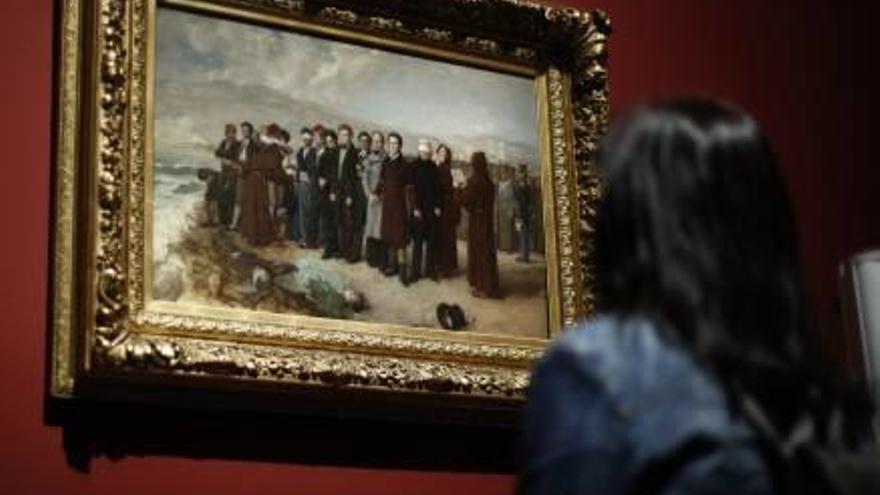 Una mujer contempla un estudio de «El fusilamiento de Torrijos» en El Prado.