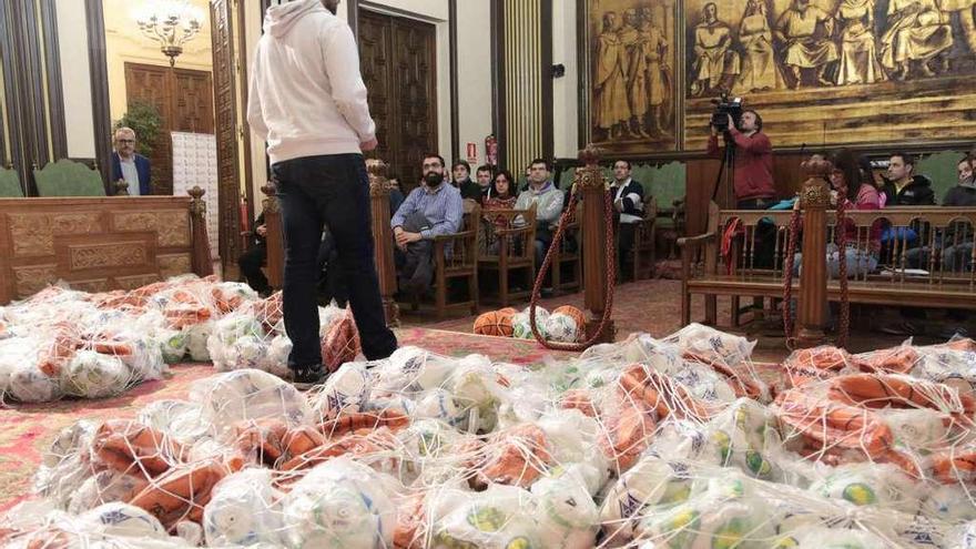 El concejal, junto antes de comenzar con la entrega de balones.