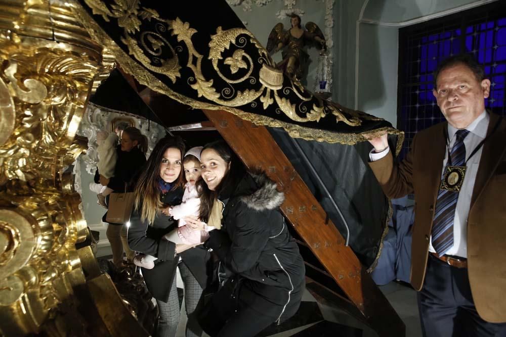 Los niños celebran la Candelaria bajo el manto de los Dolores